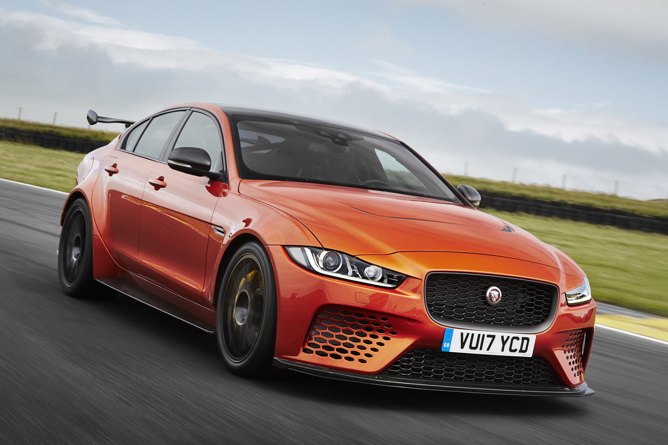 Jaguar XE SV Project 8 es una de las berlinas más rápidas en el infierno verde