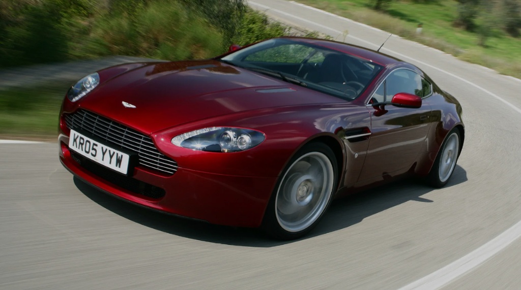 Aston Martin V8 Vantage Mk1: La Elegancia Británica Puesta a Prueba en el Infierno Verde